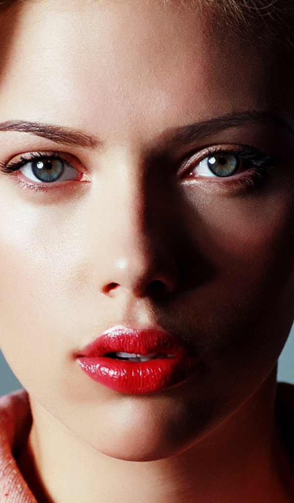 Лицо американской актрисы Скарлетт Йоханссон крупным планом