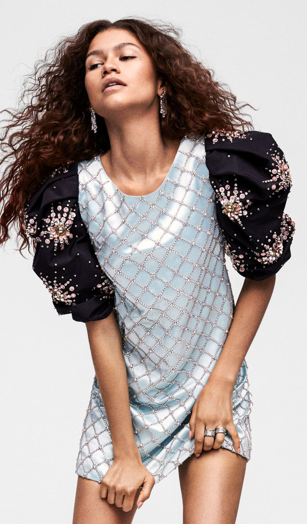 Американская актриса Зендая в платье на сером фоне