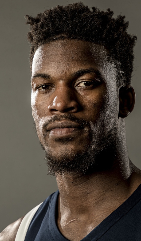 Американский баскетболист Джимми Батлер на сером фоне