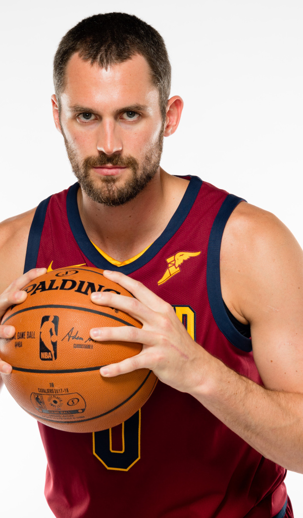 Американский баскетболист Кевин Лав с мячом в руках на белом фоне