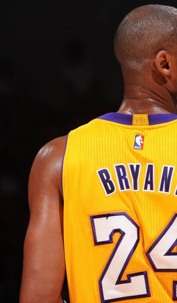 Американский баскетболист Коби Брайант вид сзади
