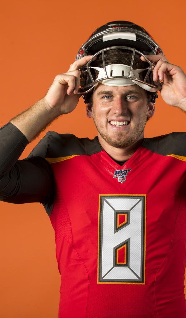 Защитник американского футбола Джош Маккоун в шлеме