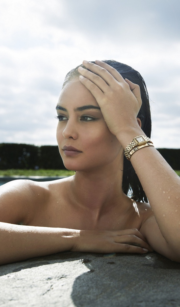 Австралийская актриса Кортни Итон в бассейне