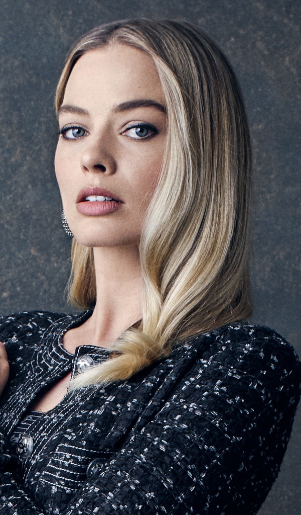 Австралийская актриса Марго Робби на сером фоне