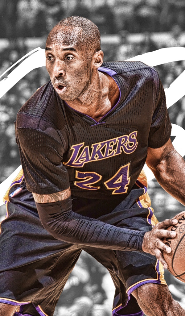 Баскетболист Коби Брайант с мячом на поле