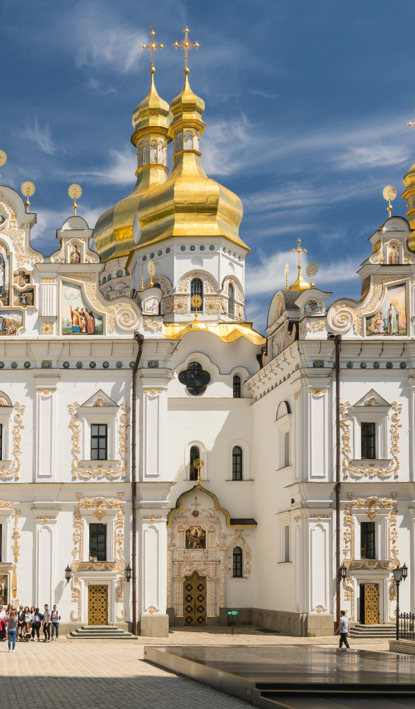 Красивый Успенский Собор под голубым небом, Киев. Украина