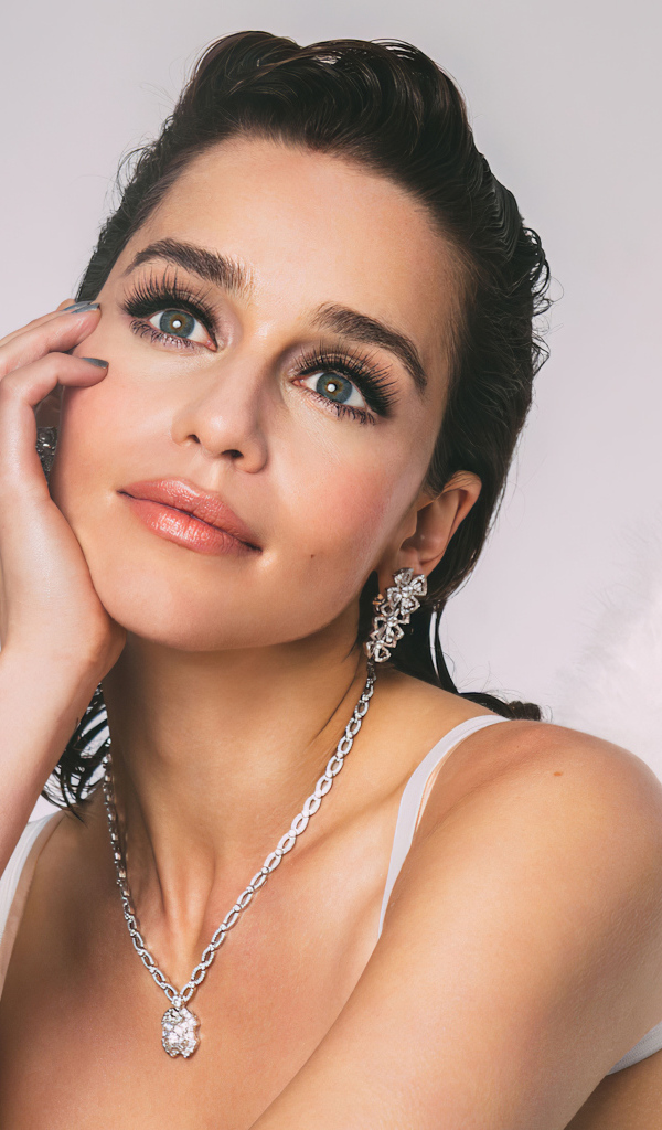 Красивая британская актриса Эмилия Кларк в белом платье 