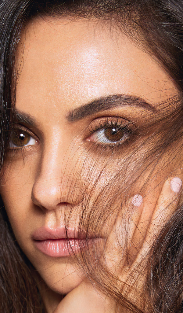 Красивая актриса Мила Кунис лицо крупным планом