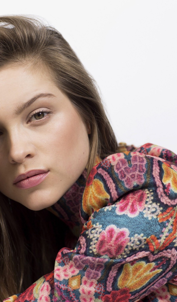 Красивая актриса Софи Куксон на белом фоне