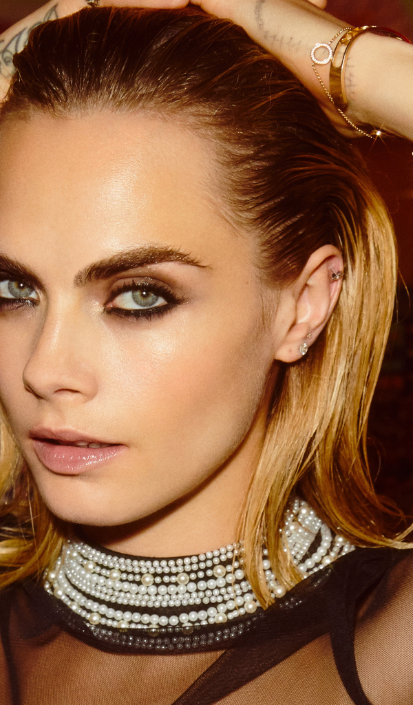 Красивая блондинка, актриса Кара Делевинь крупным планом