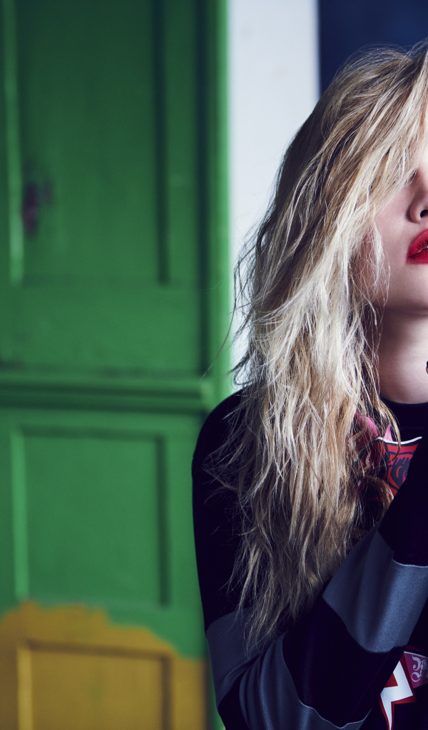 Красивая блондинка, актриса Флоренс Пью с ярким макияжем