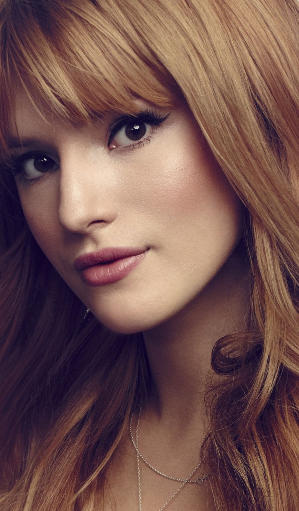 Красивая кареглазая актриса Белла Торн на белом фоне