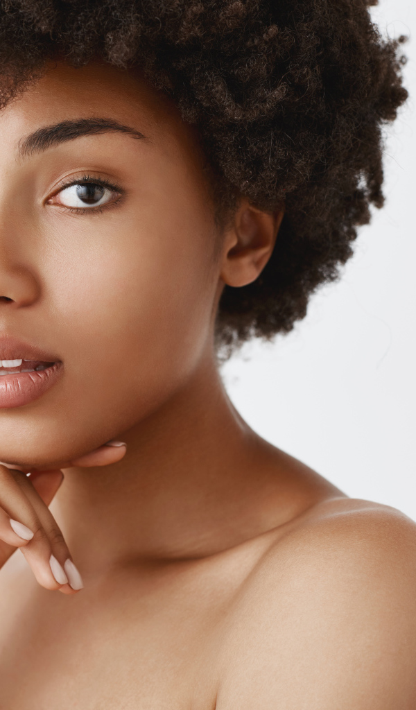 Красивая темнокожая девушка на белом фоне 