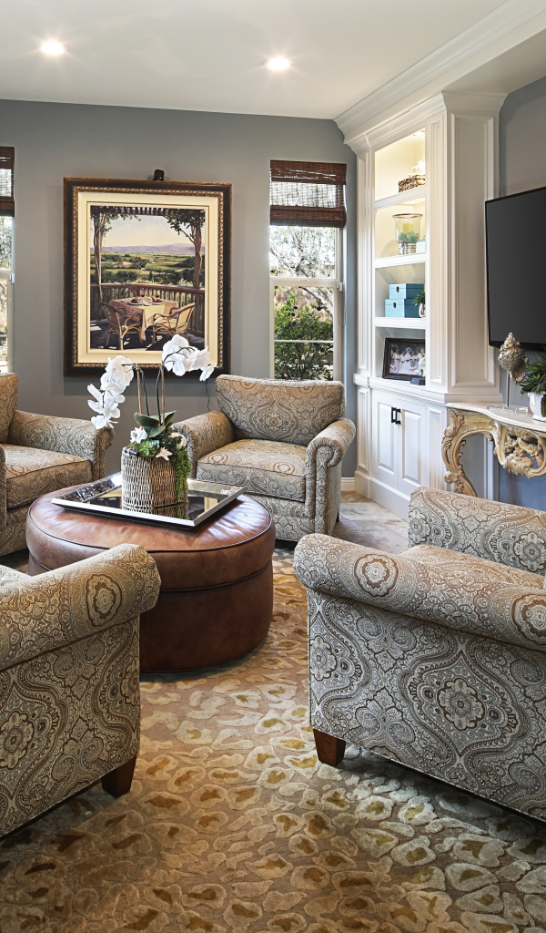 Красивая мебель в комнате с большим телевизором