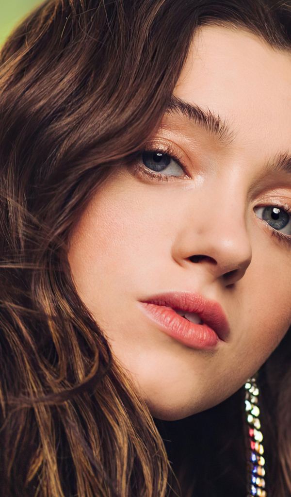 Красивая девушка  Наталия Дайер лицо крупным планом