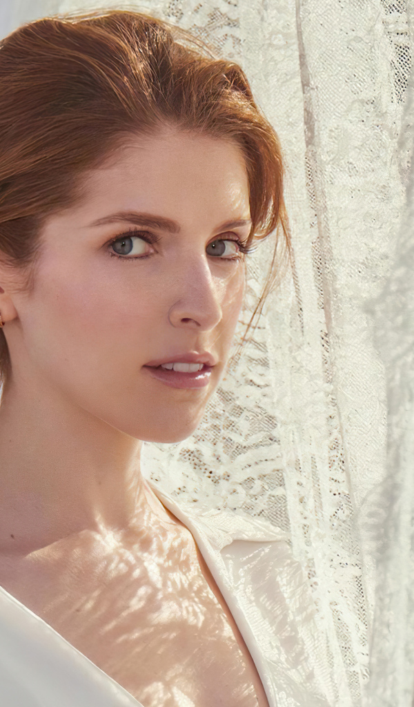 Красивая девушка, американская актриса Анна Кендрик в белом наряде