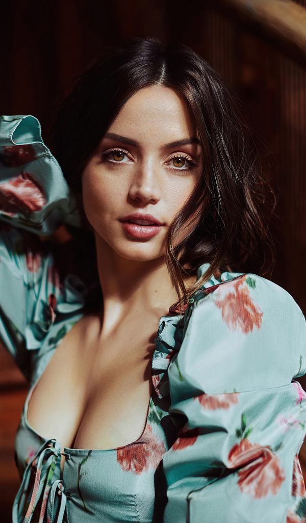 Красивая девушка, актриса Ана де Армас в комнате