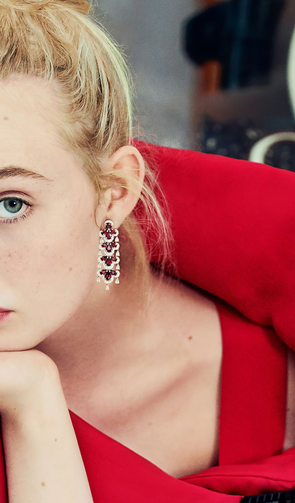 Красивая девушка, актриса Эль Фаннинг в красном наряде