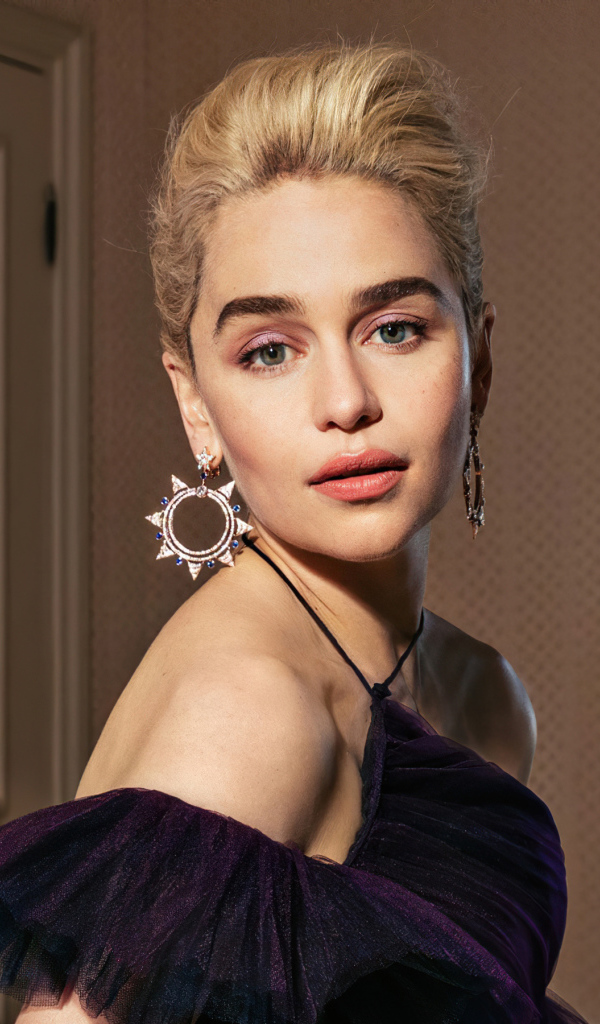 Красивая девушка, актриса Эмилия Кларк в комнате