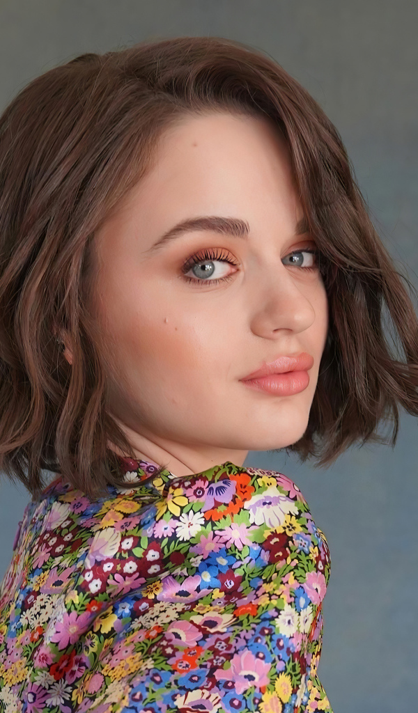 Красивая девушка, актриса Джои Кинг на сером фоне