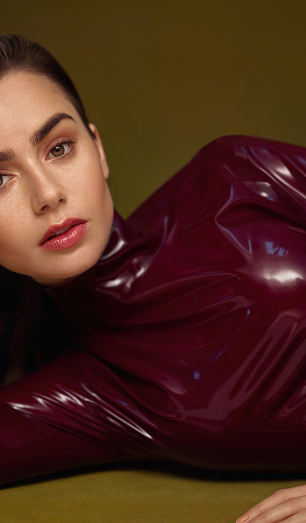 Красивая девушка, актриса Лили Коллинз в кожаном костюме 