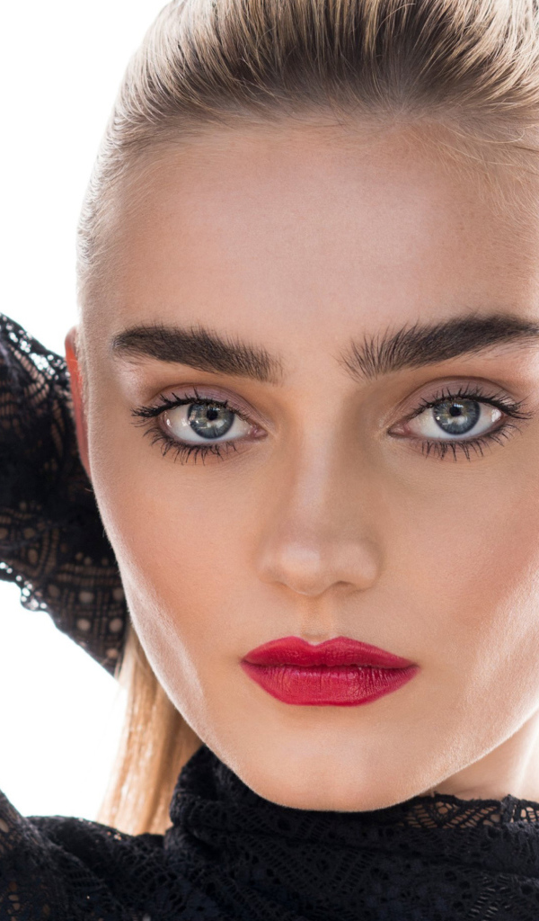 Красивая девушка, актриса Мэг Доннелли на белом фоне