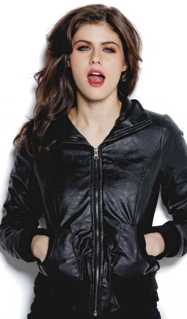 Красивая девушка, популярная актриса Александра Даддарио в черной куртке на белом фоне