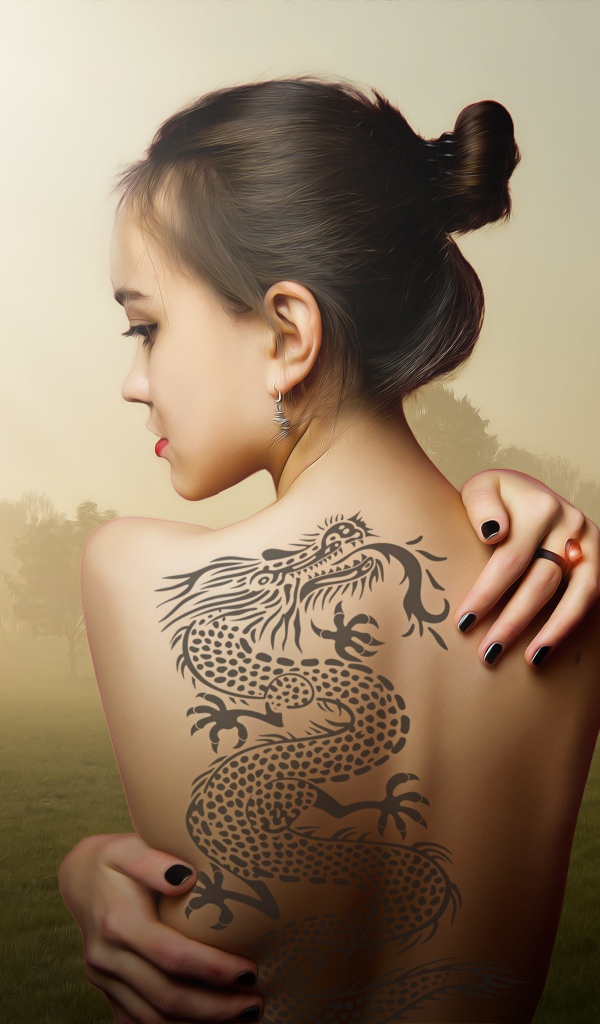 Красивая девушка с татуировкой дракона на спине