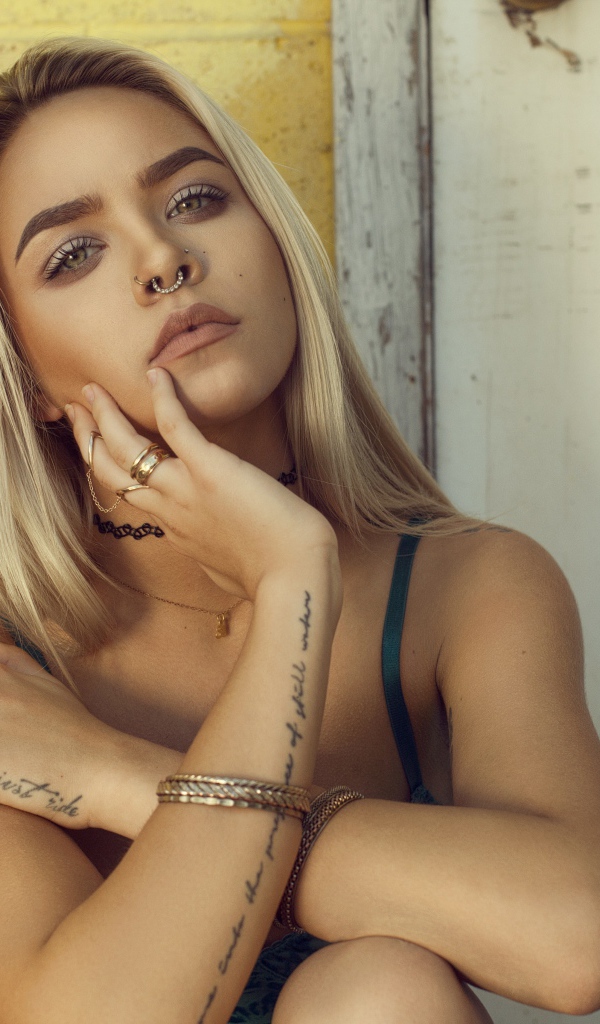 Красивая девушка с татуировками на руках 