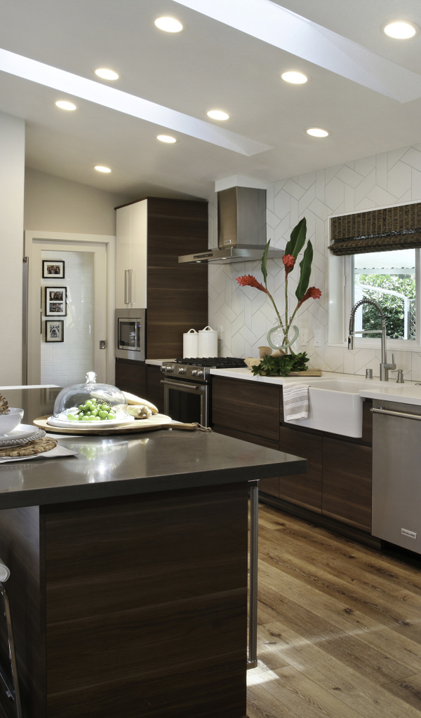 Красивая кухня с деревянной мебелью 