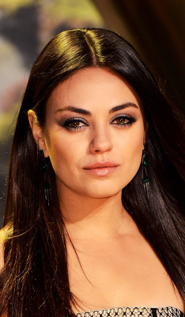 Красивая длинноволосая брюнетка, актриса Мила Кунис