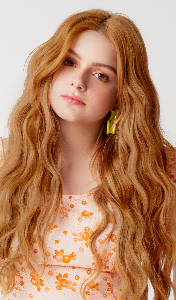 Красивая рыжеволосая актриса Ариэль Уинтер на сером фоне