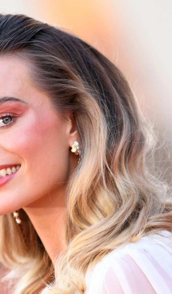 Красивая улыбающаяся актриса Марго Робби