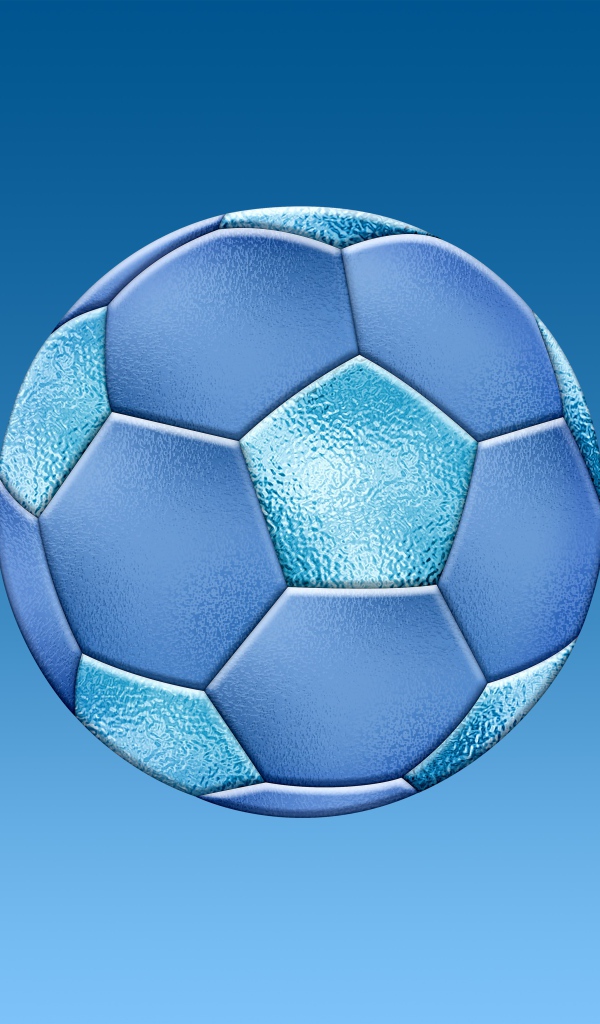 Красивый футбольный мяч на голубом фоне 