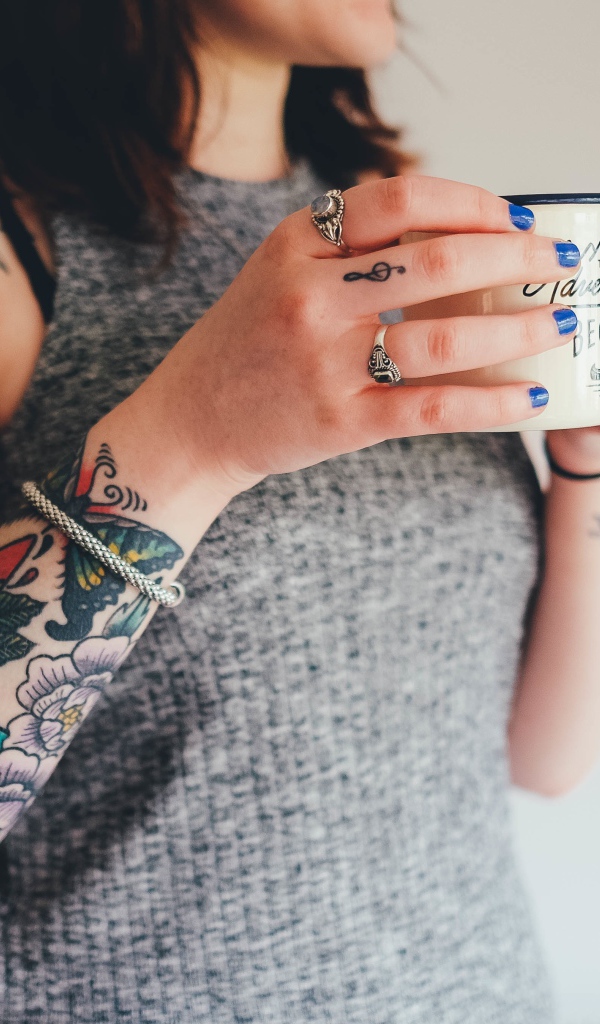 Красивая татуировка на руке у девушки 