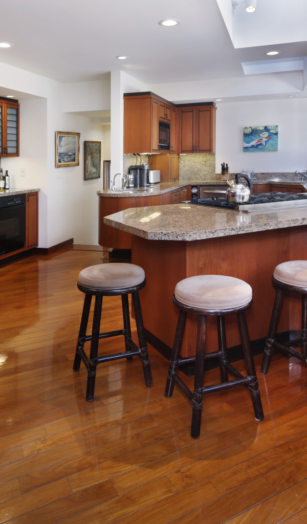 Красивая деревянная мебель в кухне 