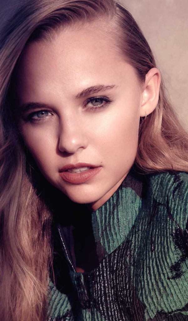 Красивая молодая девушка Мэдисон Айсмен с длинными волосами