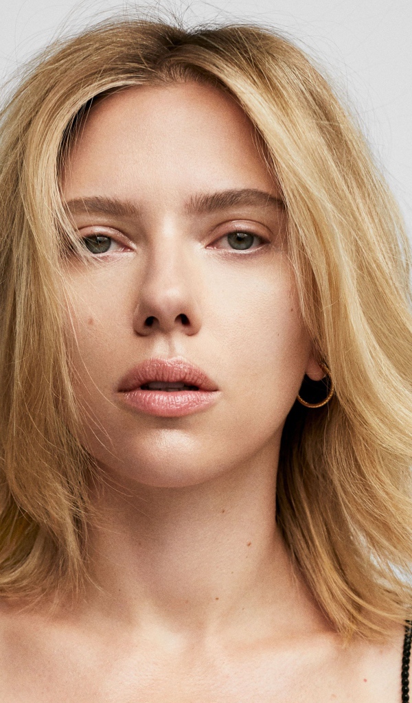 Блондинка, актриса Скарлетт Йоханссон на сером фоне