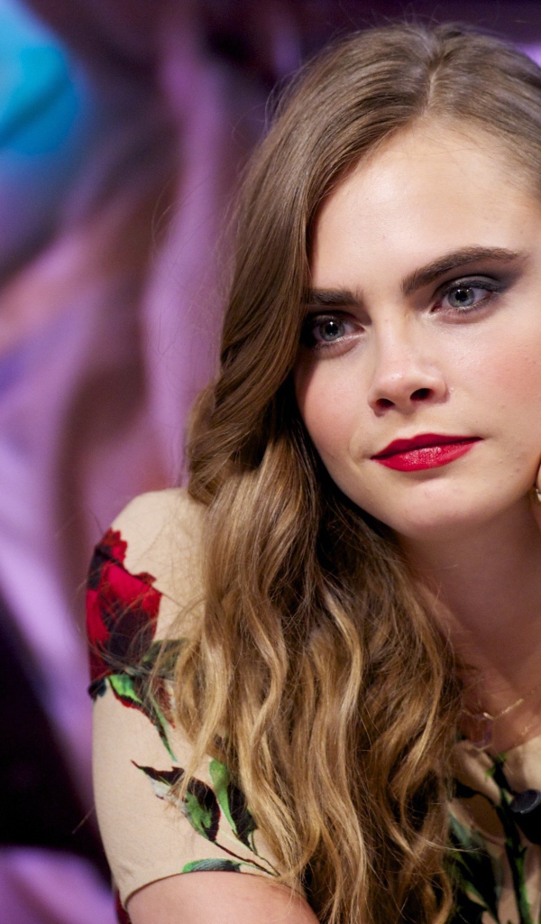 Яркая актриса Кара Делевинь в платье с татуировкой на руке