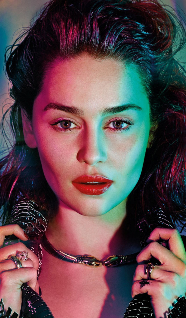 Яркая актриса Эмилия Кларк в черной куртке 