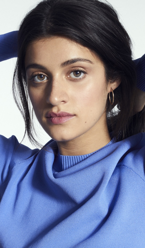 Британская актриса Аня Чалотра в голубом свитере