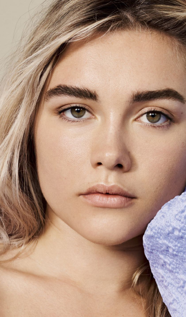 Британская актриса Флоренс Пью с рукой в волосах