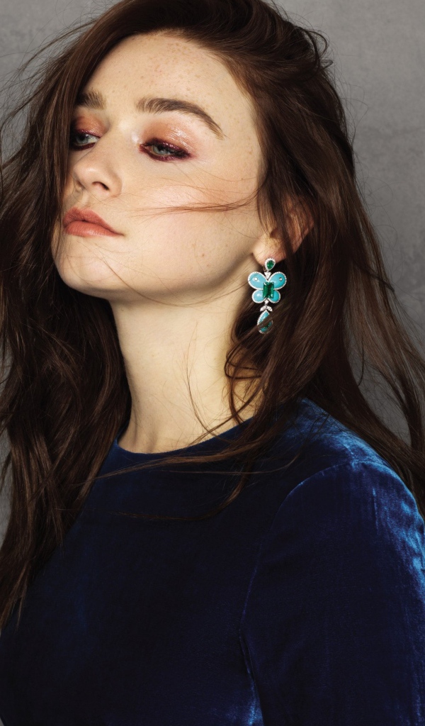 Британская актриса Джессика Барден на фоне серой стены