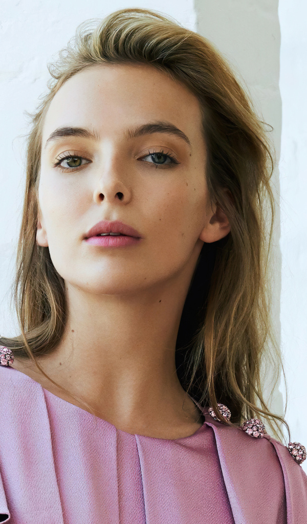 Британская актриса Джоди Комер в розовом платье