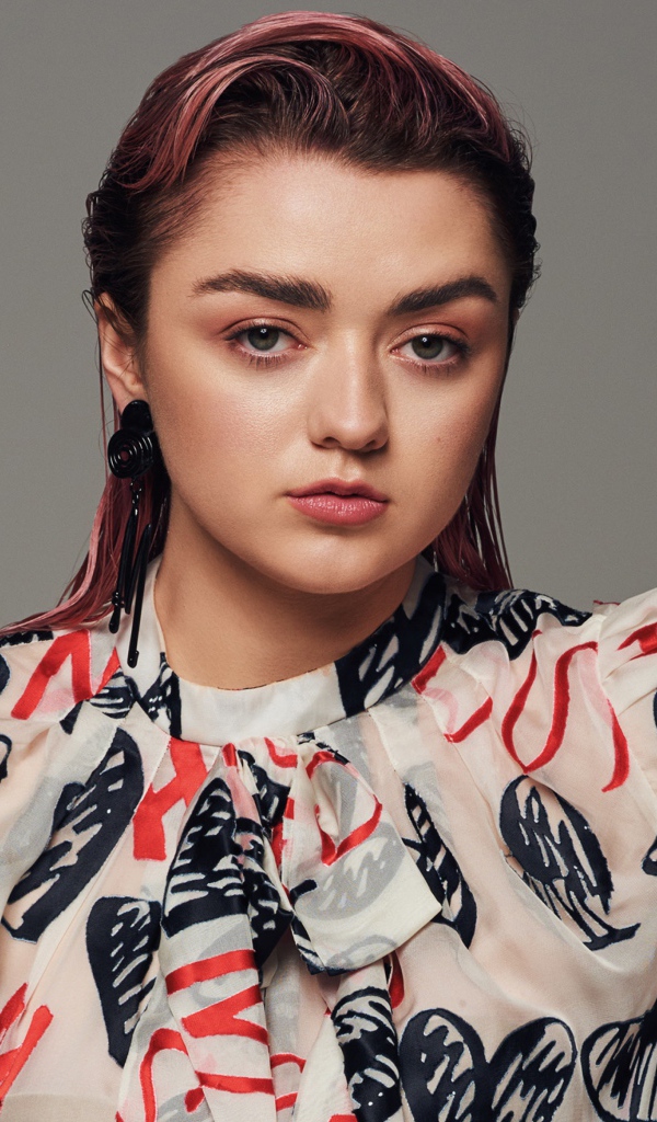 Британская актриса Мэйси Уильямс с розовыми волосами