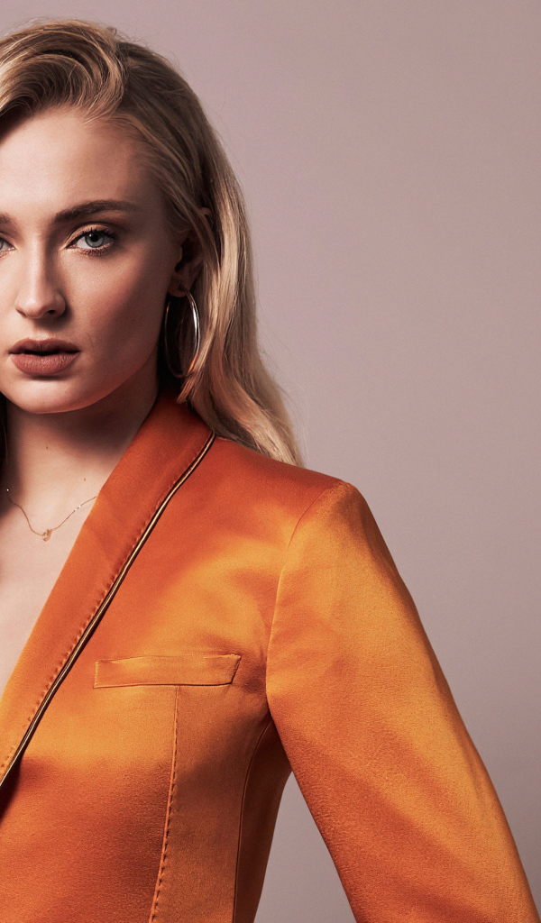 Британская актриса Софи Тёрнер в оранжевом пиджаке