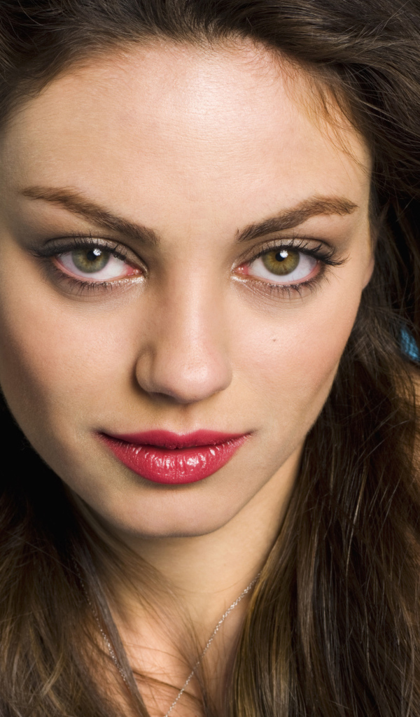 Кареглазая американская актриса Мила Кунис лицо крупным планом