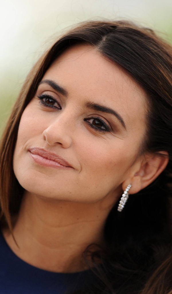 Кареглазая актриса Пенелопа Крус трогает волосы 