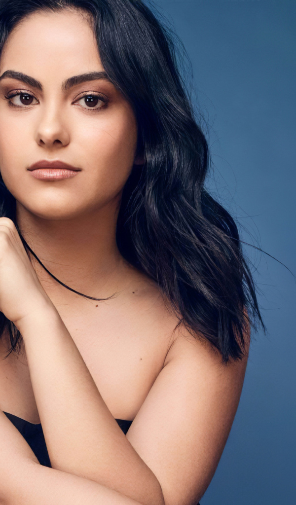 Брюнетка Камила Мендес на голубом фоне