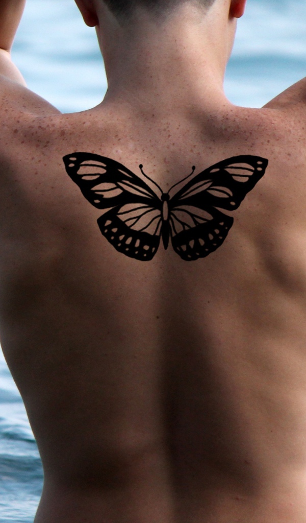 Татуировка бабочка на спине у мужчины 